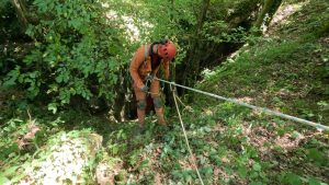 Speleolog pri spuštanju u Jamu Klisuru